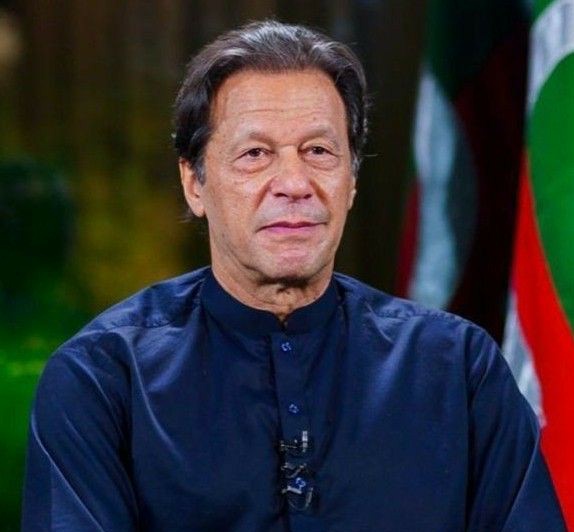 दुनिया में पाकिस्तान की पहचान केवल तख्तापलट, सैनिक सत्ता और अमेरिका का पिछलग्गू के रूप में थी.

इमरान खान ने पाकिस्तान की इमेज को बदलने की कोशिश की,

• इमरान खान क्रिकेट वर्ल्ड कप जीता
• इमरान खान ने गरीबों के इलाज के लिए उच्च स्तरीय कैंसर अस्पताल बनाया
• इमरान खान ने राजनीति