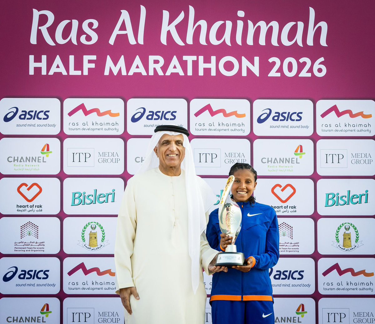 rosassociati's tweet image. Great half marathon debut at the @therakhalfmarathon.
Asmarech Anley won the female race in 67:22.
Gideon Rono in his first attempt on the distance is third with 58:38

🧡💙

📸 @therakhalfmarathon 

#halfmarathon #therakhalfmarathon