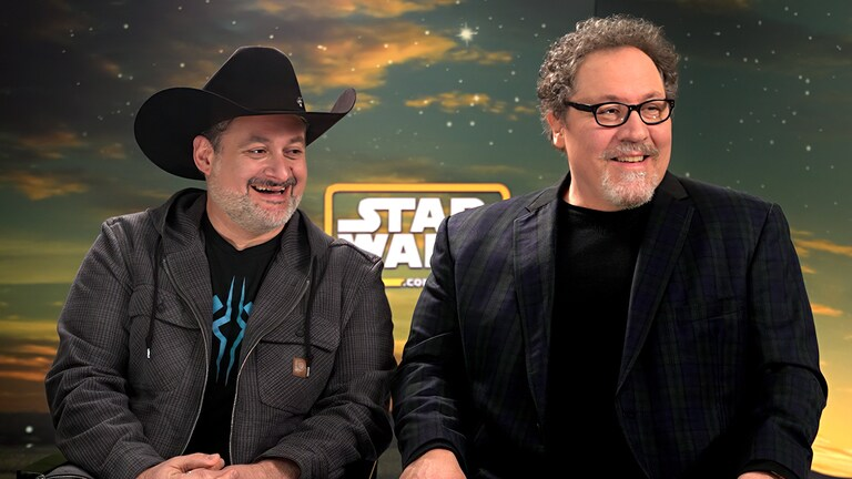 SWEchoes's tweet photo. Jon Favreau compare sa réalisation de ‘THE MANDALORIAN & GROGU’ à jouer avec des jouets Star Wars :

« C’est comme ça que j’ai appris à raconter des histoires. Tu prends ces personnages, tu parles avec tes amis et tu joues les scènes avec les figurines. Mon travail n’est finalement pas si différent. »

Pas hyper rassurant pour être honnête 💀