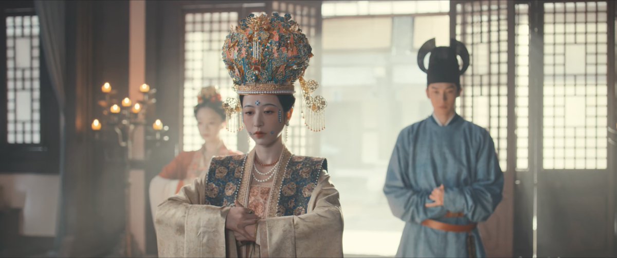 <태평년> 47회에서 송나라로부터 오월국 왕비로 책봉받으면서 송나라 황후의 예복을 갖춰 입은 손태진
저 적관이랑 의상 죽인다 ㄷㄷㄷㄷ 제작진들도 실컷 느껴보라는 마냥 카메라로 있는대로 핥아주고 있음 ㅋㅋㅋㅋ 
얼굴에 진주도 붙이기까지 함