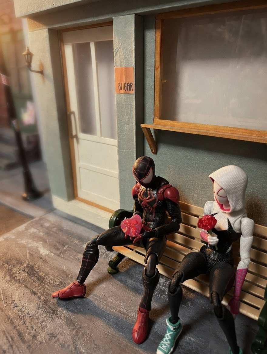 okina1992's tweet photo. ハッピーバレンタイン
#オモ写　#6インチジオラマ　#マーベルレジェンド　#スパイダーグウェン　#マイルスモラレス https://t.co/p8n0DS5c1i