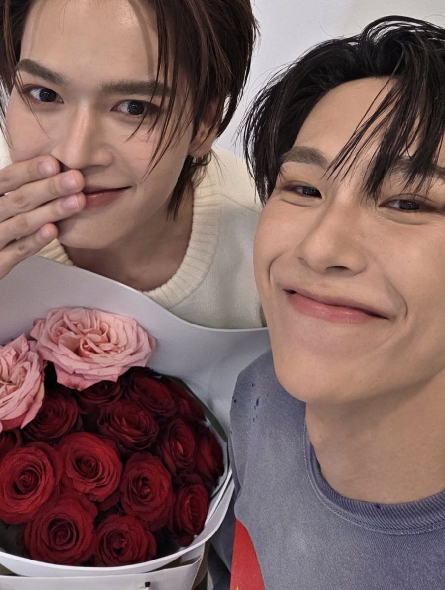 ja3uary_'s tweet photo. พี่จูให้ดอกไม้ยัยม้าค 😭♥️ แล้วพี่จูนางให้ดอกไม้สดด้วยอะ อัยม๋าเด้กมานโรแมนติกมากเลยหนิ คบกันแน่แล้วคู่ชิปกู 

( #JuniorMark ) https://t.co/vvR3jlynAC