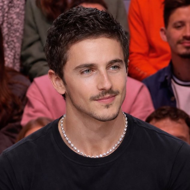 sieradopato_st's tweet photo. quando è diventato così bello? https://t.co/p6c8GHYttP