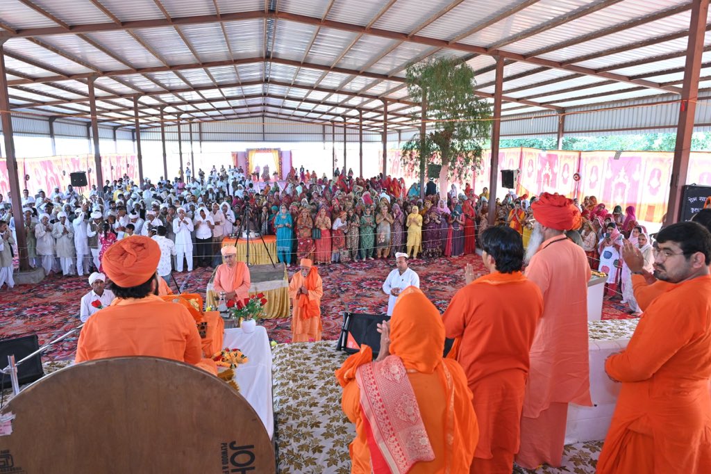 isachchidanandG's tweet photo. श्री गुरू जम्भेश्वर भगवान निर्वाण स्थल लालासर साथरी धाम पर चल रही कथा के द्वितीय दिवस पर महंत डॉ स्वामी सच्चिदानंद आचार्य ने बताया कि, जिसके मन में दया का भाव नहीं वह धार्मिक नहीं हो हो सकता। धर्म के मार्ग पर चलने वाले के लिये दया व करूणा ह्रदय में होना आवश्यक है। 
करुणा भरे ह्रदय से अपनत्व का विस्तार होता है।अनन्त के साथ प्रेम होना ही संतत्व की प्राप्ति है।
 उन्होंने कहा, “प्रेम जब अनंत हो गया,रोम रोम संत हो गया। देवालय हो गया बदन मन मेरा महंत हो गया॥”
सबदवाणी का उद्धरण देते हुए कहा कि,’जड़ियाँ बूंटी जे जग जीवे,तो वेदा क्यूँ मर जाही’ औषधि से बीमारी का इलाज संभव व परंतु मृत्यु अवश्यंभावी है ।
इस नश्वर शरीर से अविनाशी परमात्मा की प्राप्ति करना ही जीवन की परम उपलब्धि है।
जाम्भाणी साहित्य अकादमी के संरक्षक स्वामी कृष्णानंद आचार्य ऋषिकेश ने सामाजिक कुरीतियों पर प्रहार करते हुए सामाजिक कार्यक्रमों में मितव्ययिता का महत्व बताया। 
श्री महंत शिवदास शास्त्री रूड़कली ने वाणी विचार कर बोलने की बात कही। वाणी व्यक्तित्व की निर्मात्री होती है। अपने घरों में व्यावहारिक भाषा मधुर होनी चाहिए।
समराथल धोरा के वयोवृद्ध महंत स्वामी रामकृष्णदास महाराज ने अपने बच्चों की संगति पर कड़ी नज़र रखने की सलाह दी।क्योंकि अच्छी शिक्षा तो स्कूल कोलेज व परिवार में मिल जाती है परंतु बुराईयां सारी संगति से ही आती है।

मेहराणा धोरा पंजाब के मंहत स्वामी मनोहरदास शास्त्री ने जीव दया पालणी रूँख लीलो नही घावे इन दो पंक्तियों को बिश्नोई समाज का ध्येय वाक्य बताया।

हरिद्वार से आये महंत स्वामी प्रणवानंद महाराज ने कहा कि जैसे पारस का स्पर्श पाकर लोहा सोना तो बन जाता है परंतु अपनी धार,मार व आकार को नहीं छोड़ पाता है। वैसे ही सत्संग में जो लोग  सुनकर धारण नहीं करते उनके व्यवहार में परिवर्तन नहीं आता है।
लालासर साथरी में पूरे देशभर से श्रद्धालुओं का तांता लगा हुआ है।साथरी सेवक परिवार द्वारा सभी आगंतुकों के लिये भोजन प्रसाद एवं आवास व्यवस्था की व्यवस्था की जा रही है। 
कल महाशिवरात्रि को रात भर होगा महाजागरण जिसमें देशभर से संत महात्मा व गायक कलाकार अपनी प्रस्तुतियाँ देंगें।