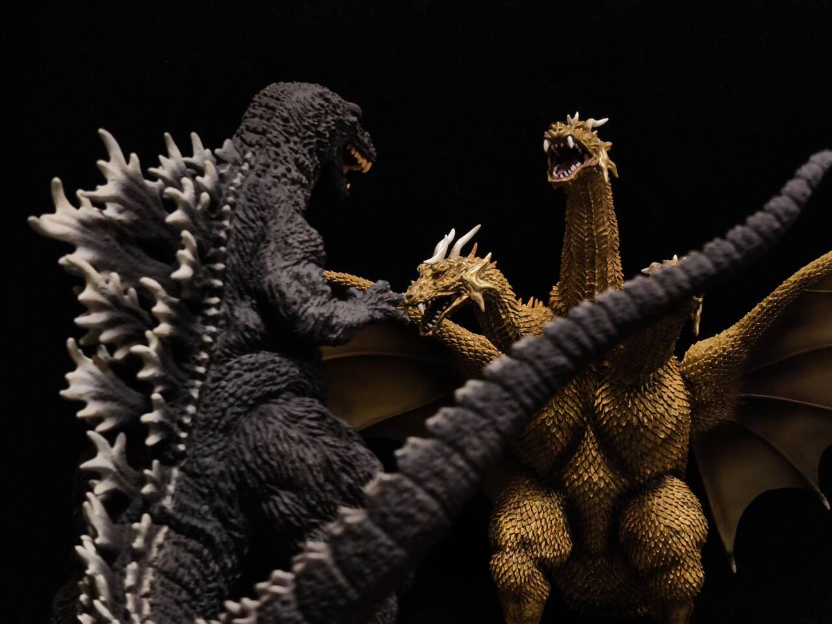 X-PLUS Sakai Yuji modeling collection Godzilla(2001)
&amp;Toho Daikaiju series King Ghidorah(2001)

Photo by: 八万地狱之羊（space.bilibili.com/32953270）