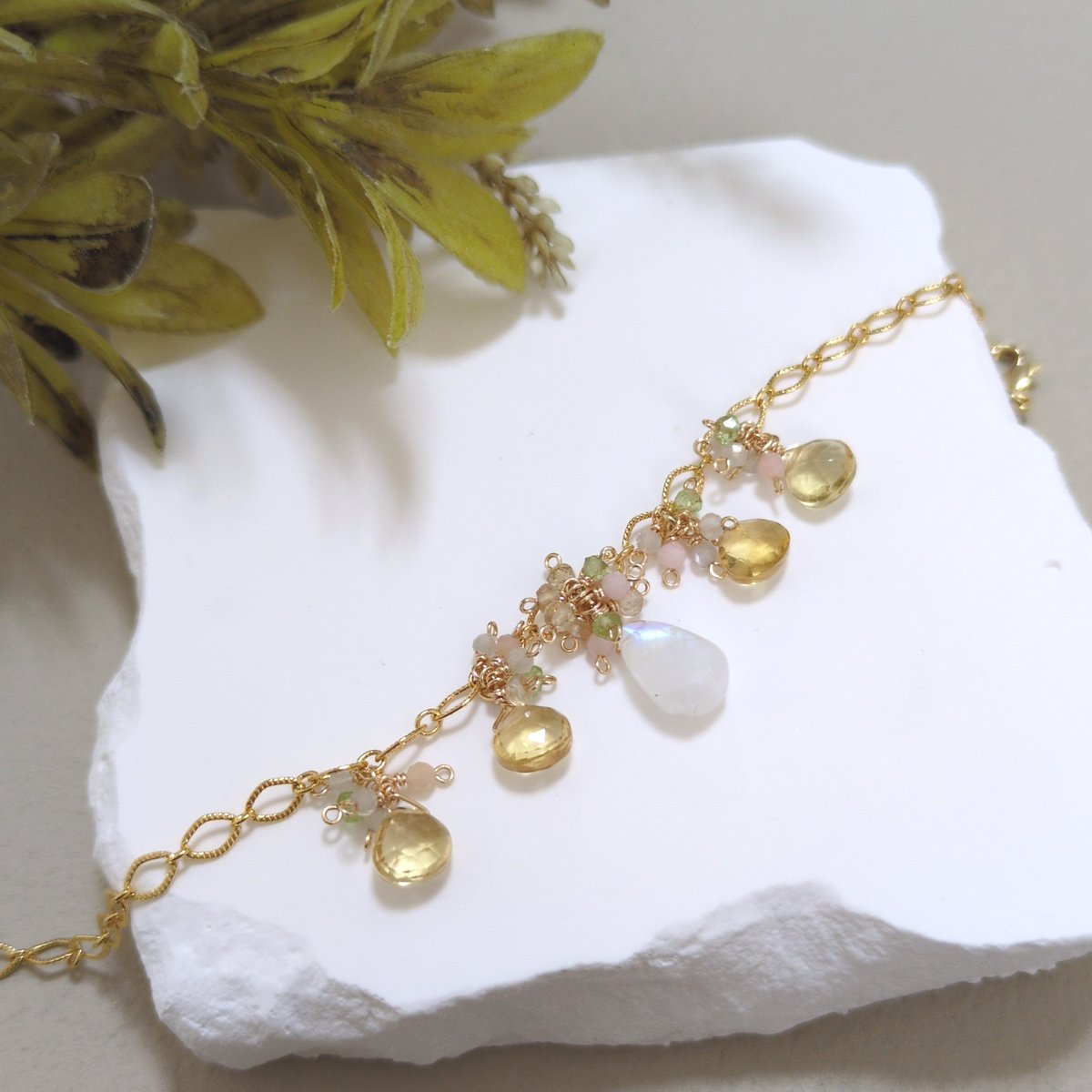 久しぶりに完成まで持っていけた！！！
春らしい色合いになったかしら🌼*･

休み休みの制作なのであまり数作れませんが、またブレスレット増やして行きたい気持ちはいっぱい✨

こちらは #CARAMEL_MUSEUM でお披露目予定です💖