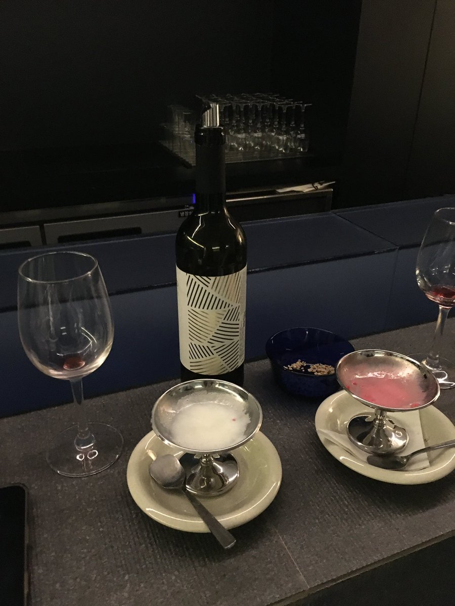 연휴 시작을 아이스크림에 와인 한 병으로 뚝딱 🍨🍷