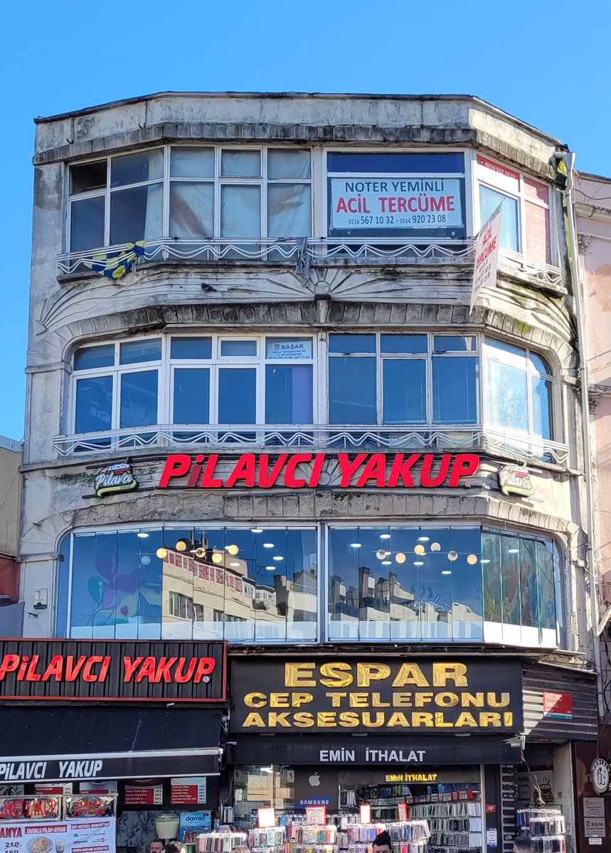 Kadıköy'de güzel bir art deco ancak bakımsızlıktan ve tabela kirliliğinden güzelliği görünmez olmuş.