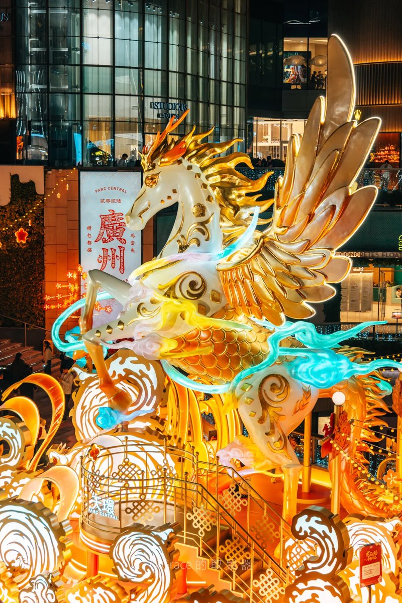 Guangzhou_City's tweet photo. A flying horse has landed at Parc Central for the Year of the Horse! 🐎
Platinum-white body, gilded dragon-scale armor, flames bursting from its mane—this towering Pegasus is pure visual power. 🦄️
Come snap a photo at this must-see spot this Spring Festival! 🤳
📷 Grace的取景器 https://t.co/fmJdw8wZIy