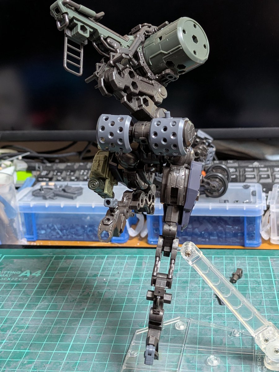 改良のため上半身を取り外してみた

メタルギアに月光って機体いたよね

この機体は元々スケアクロウ乗りが偶然ラースの脚を入手したのがきっかけで、

ラースの脚の性能を持て余すため上半身を増設して汎用性を上げることで活かそうとしたもの