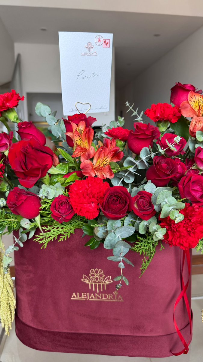 Mis flores cómo siempre 😍🥹 te amo mi amor <a href="/maxiriva/">Maximiliano Riva</a> Feliz día del ❤️