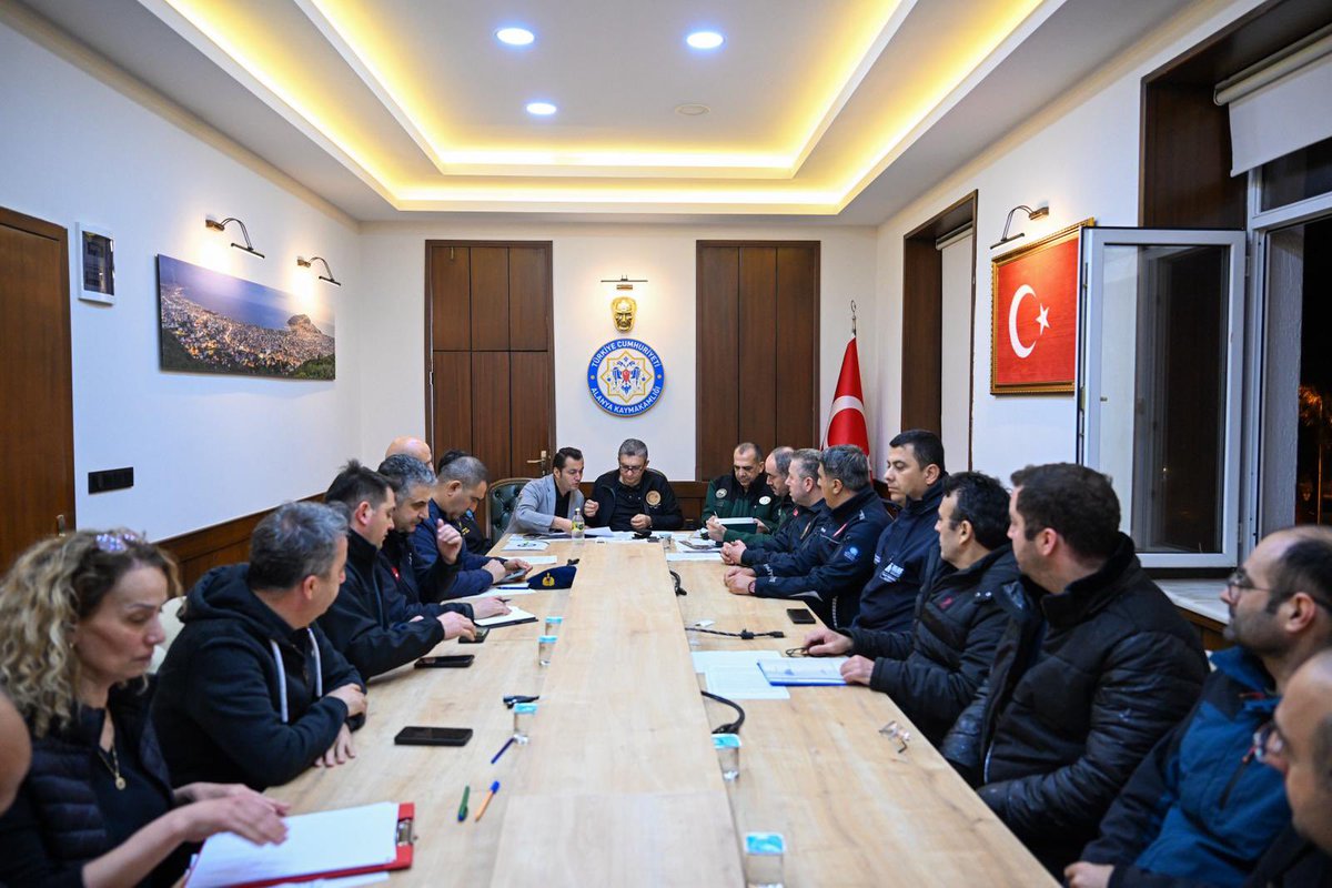 alanya_tc's tweet photo. SAYIN VALİMİZ, DİM ÇAYI VE ÇEVRESİNDE İNCELEMELERDE BULUNDU 🌧️

İlçemizde etkili olan yoğun yağışlar nedeniyle Sayın Valimiz Hulusi Şahin Dim Çayı’nda taşkın riski bulunan Kestel ve Tosmur mahallelerinde incelemelerde bulundu.
#Alanya 

Devamı: https://t.co/W9RqPs6mwA https://t.co/W9zEV8AZnb