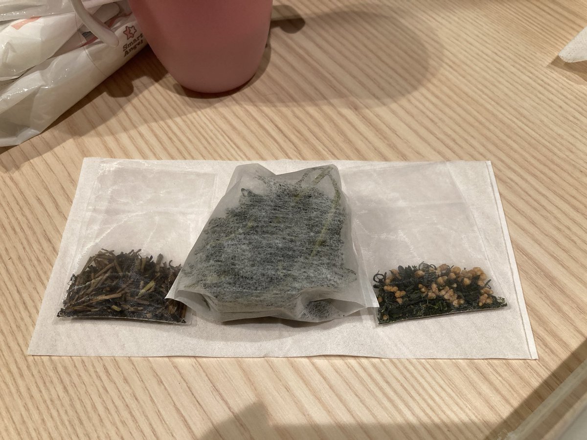 fakerocker69's tweet photo. 佐賀の日本酒呑んで🍶
茶葉の手揉み体験とブレント茶作って
部屋でお茶タイム🍵 https://t.co/3M6kj6dFkH