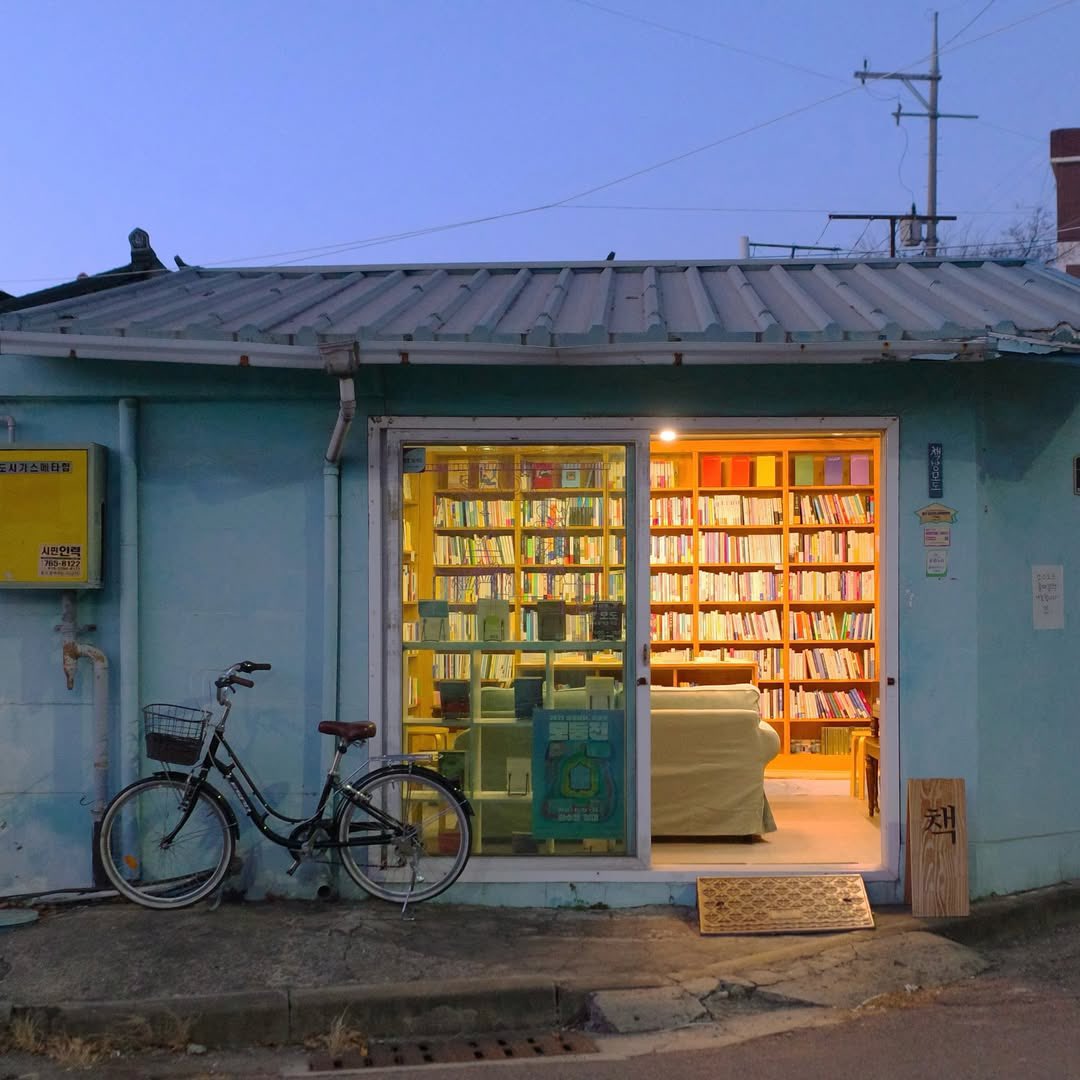 Herkesin vardır şöyle ufak ve samimi bir kitapçı açma hayali