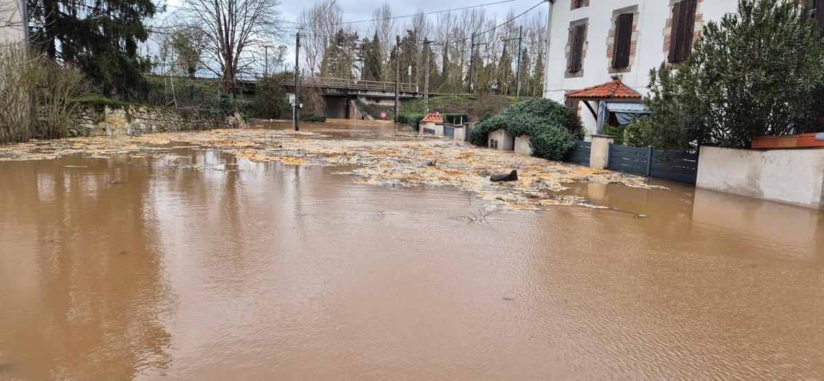 INONDATIONS : La situation devient critique dans le Sud-Ouest par endroits, alors que la Garonne continue de monter. Une digue a cédé dans la commune d'Aiguillon, dans le Lot-et-Garonne, où un quartier est en train d’être submergé par l’eau et des renforts de sapeurs-pompiers