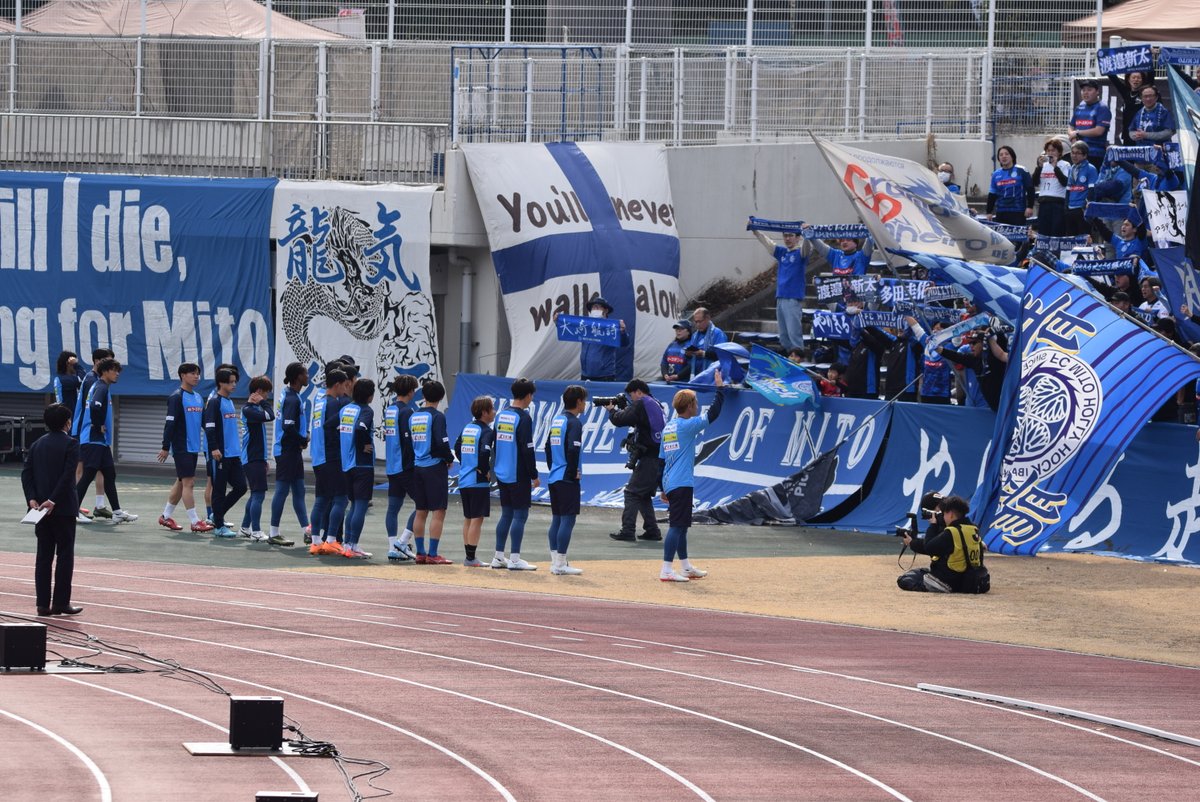 loop_shoot's tweet photo. 10年以上前に見ていた大学サッカーの選手がJ1の舞台でキャプテンマークを巻きチームの先頭に立つ。
サポーターへの挨拶に始まり、PKを失敗した選手へ一番に声を掛けに行く姿。
感慨深い。
#飯田貴敬 #水戸ホーリーホック #hollyhock https://t.co/rYWtPLXAO0