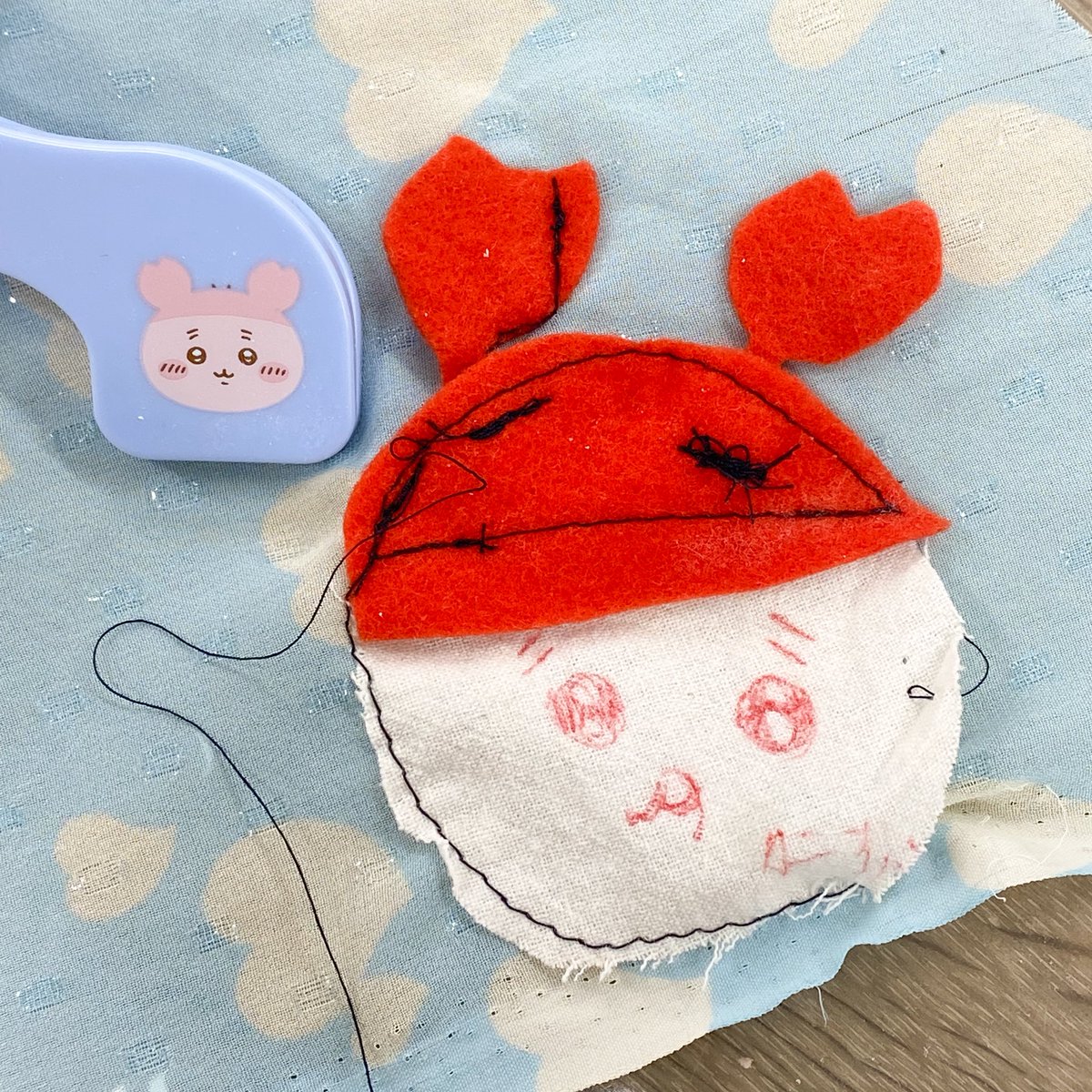 muuudoll's tweet photo. ちいかわのカニちゃんが好きなのですが、今日の教室で生徒さん(小学二年生)が作ってきてくれました！バランスが難しいお顔もすごく上手だし、ミシン使えるってすごすぎませんか！？ https://t.co/3moQjE6sWY