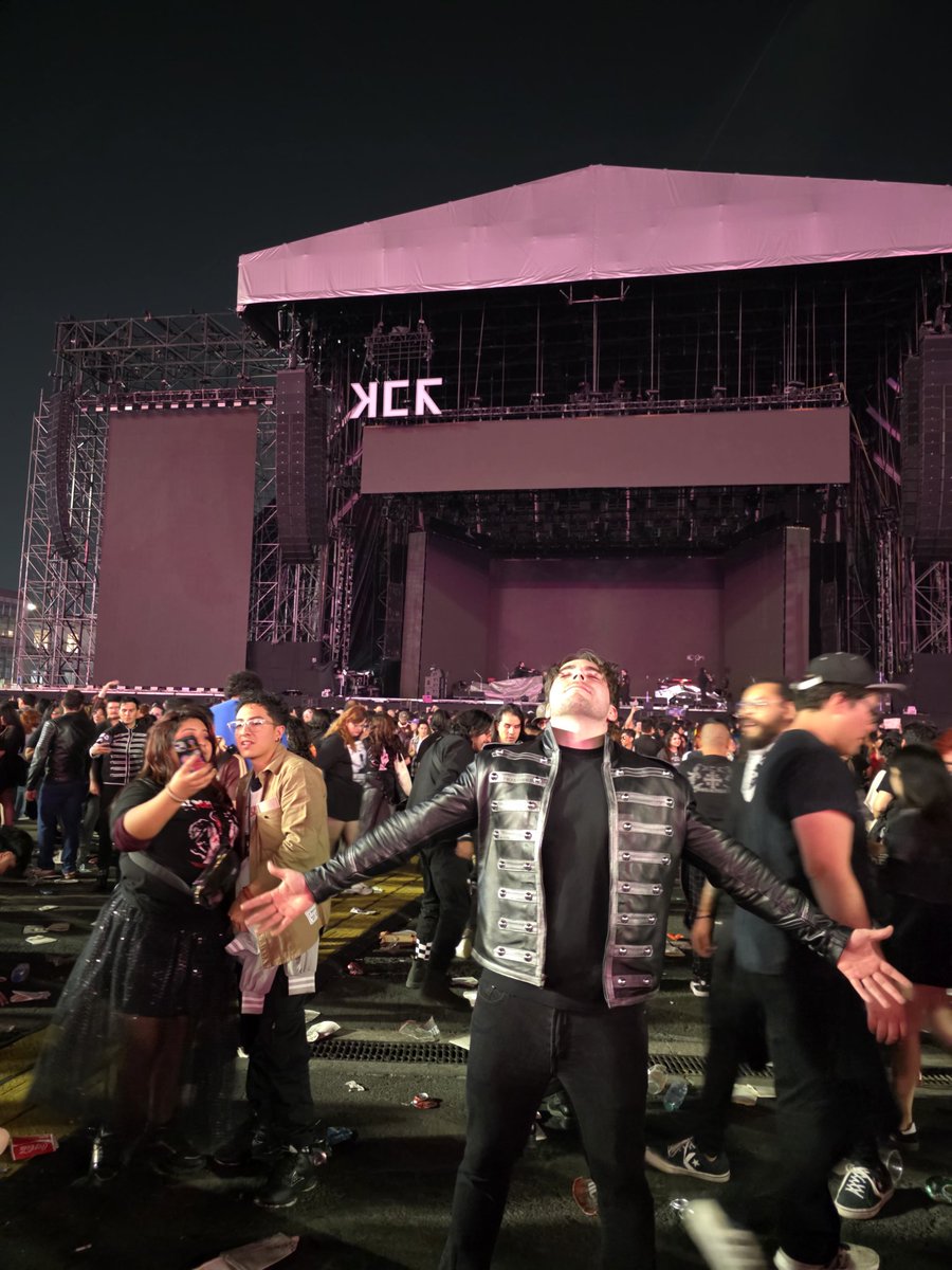 CarlosReynosoKC's tweet photo. My Chemical Romance. México 2026.

No sería la persona que soy sin MCR. Y anoche, el adolescente que recibía burlas por la música que escuchaba, hasta el adulto que no deja de escuchar y sentirse inspirado por ellos disfrutaron igual. 

When I grow up I want to be nothing at all https://t.co/Y9HgUqdh1n