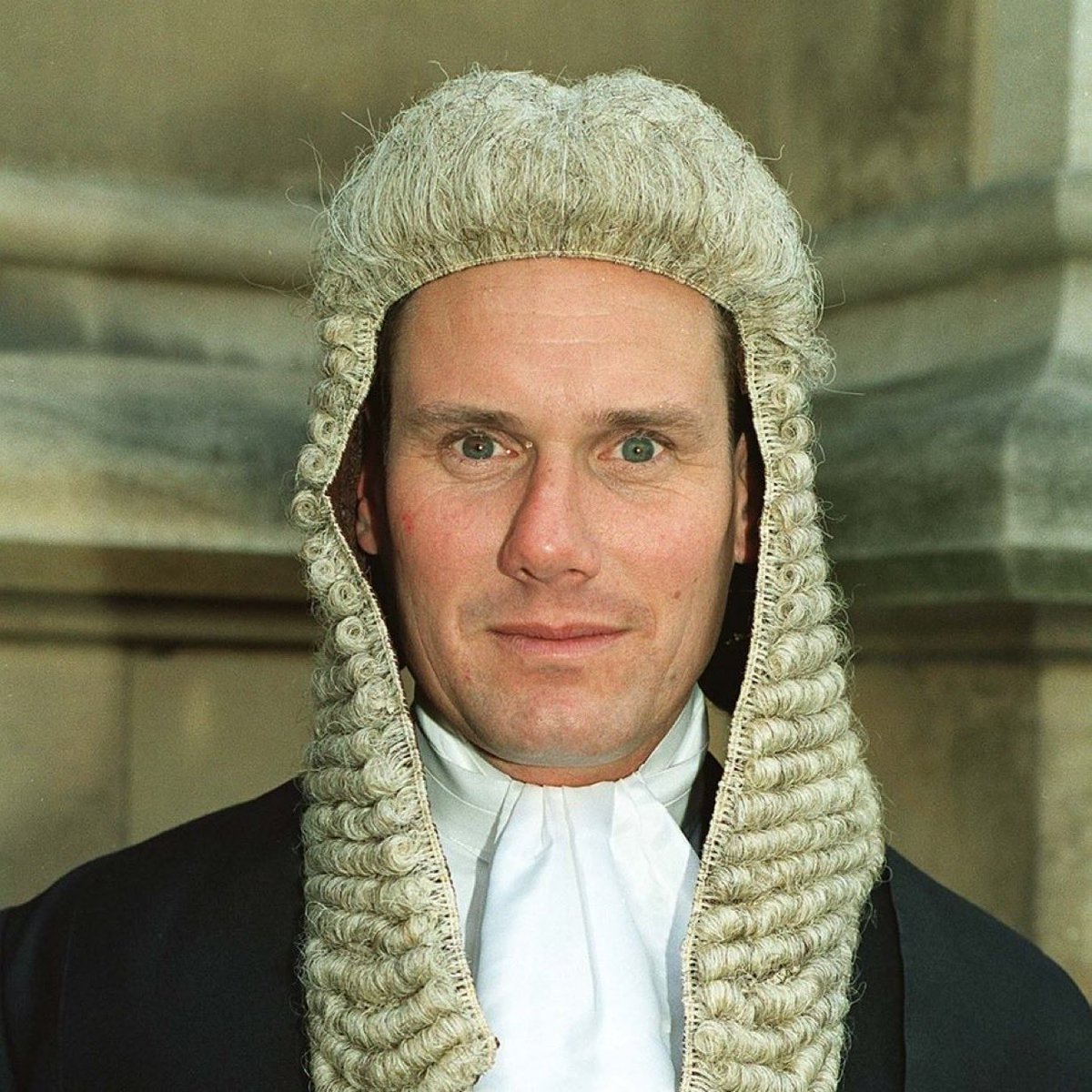 ☎️ Jimmy Savile heeft in een periode van 50 jaar zo'n 450 kinderen misbruikt.

Keir Starmer, de directeur van het Openbaar Ministerie, weigerde hem te vervolgen.

Het dossier werd later vernietigd.

En de BBC hield het geheim.