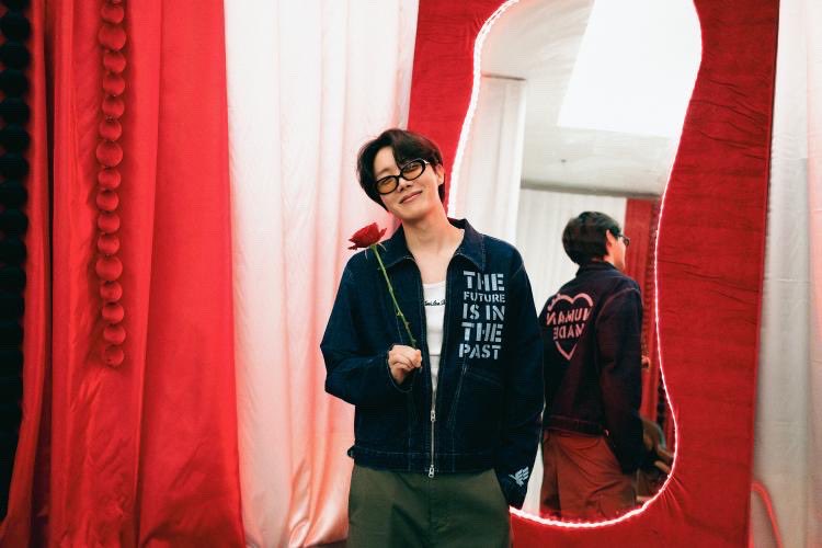 lu saw hobi 💚 tweet media