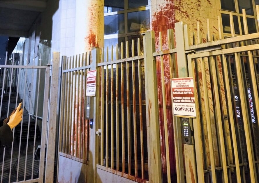 🚨🇫🇷 ALERTE INFO : De nombreux locaux et permanences du parti La France insoumise ont été recouverts de peinture rouge après le décès du jeune patriote Quentin, agressé et tué par un groupe d’extrême gauche lié à LFI. (A)