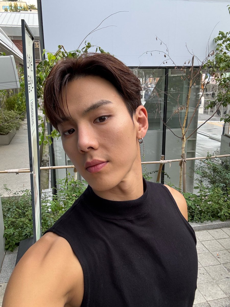 이 각도의 셀카 엄청 새로운 느낌이야 
어떻게 공주도 하고 왕자도 해
어떻게 애기도하고 남자도 해 ?  .. .