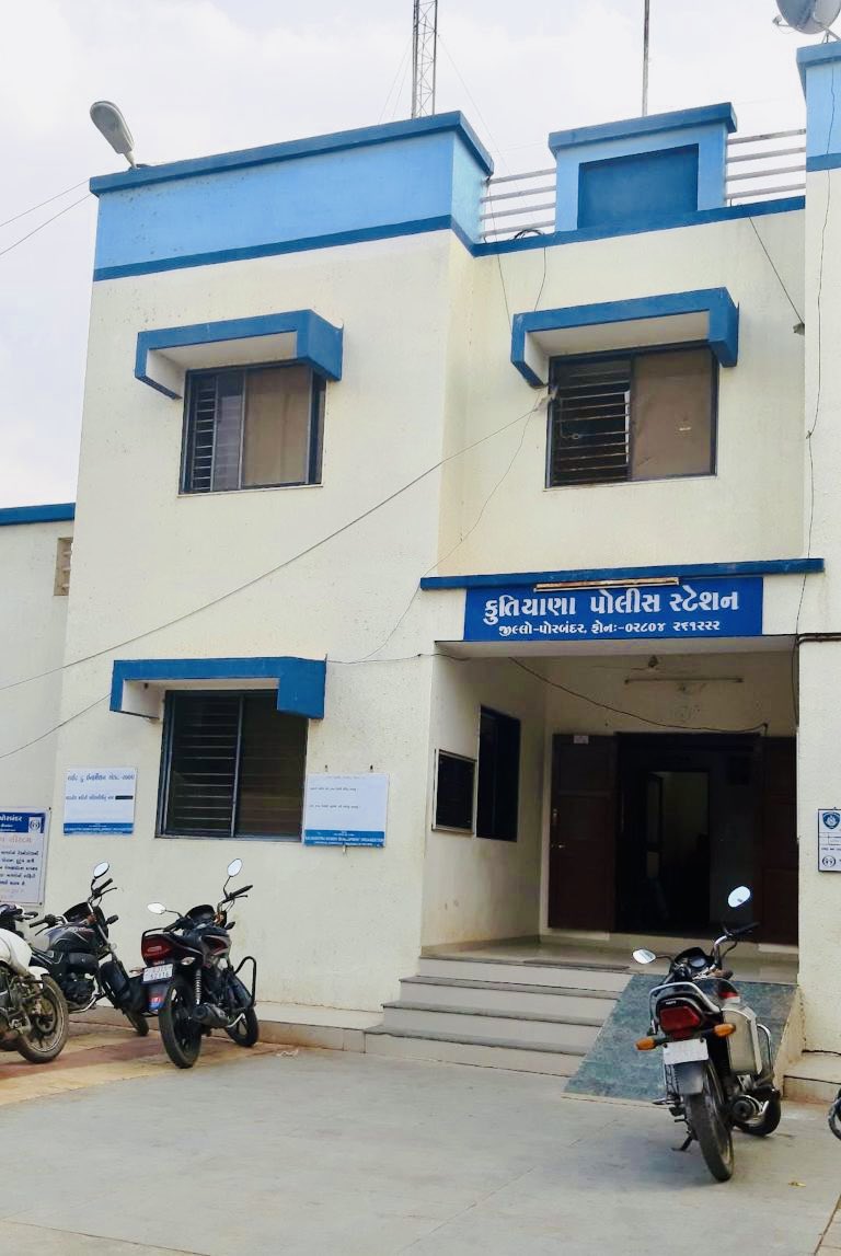 કુતિયાણા પોલીસ સ્ટેશનમાં માઈક પરવાના માટે શેરો(અભિપ્રાય) માટે જવું એટલે જાણે ગેરકાયદેસર હથિયાર નાં પરવાના માટે ગયા હોય એવું વર્તન કરવામાં આવે છે. અરજદાર સાથે આરોપી જેવું વર્તન મયુરભાઈ દ્વારા કરવામાં આવે છે. ખુબ કડવો અનુભવ રહ્યો. <a href="/SP_Porbandar/">SP Porbandar</a> <a href="/dgpgujarat/">DGP Gujarat</a> <a href="/sanghaviharsh/">Harsh Sanghavi</a>