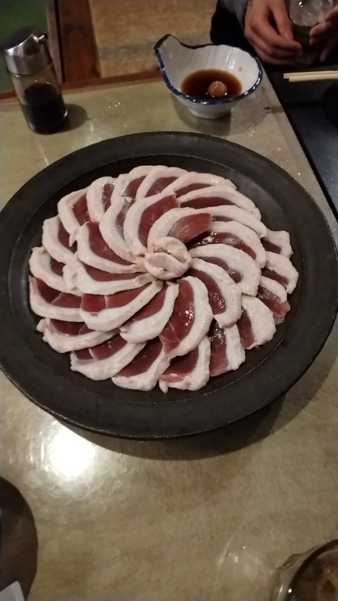 ComJasu's tweet image. 今夜は久し振りに
家族を集めて晩ご飯。
#山形市
#小姓町 の
#記念日 さんにて
ミーティング。
#結構年取りましたが
今まで食べ事の無いお料理を
沢山頂いて参りました。
普段余り感情を表現しない
長男が旨い！を連発！
ご馳走様でしたっ！🙌
#燻製料理　特製！