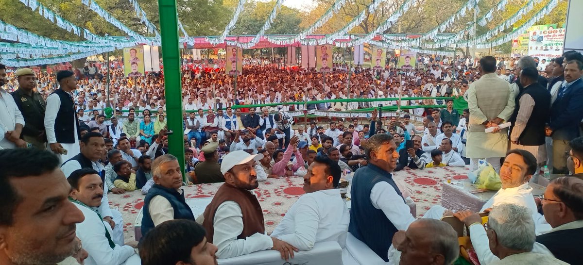 MalikBirpal's tweet photo. हाथरस सादाबाद
बिसावर
वीर गोकुला जाट की प्रतिमा का अनावरण, किसान स्वाभिमान और संगठन की शक्ति का संदेश
स्थान: गाँव बिसावर, सादाबाद, जनपद हाथरस
हाथरस जनपद की सादाबाद तहसील के गाँव बिसावर में वीर गोकुला जाट की भव्य प्रतिमा के अनावरण के पश्चात आयोजित जनसभा को राष्ट्रीय लोकदल के राष्ट्रीय अध्यक्ष एवं केंद्रीय मंत्री माननीय चौधरी जयंत सिंह ने संबोधित किया। अपने ओजस्वी वक्तव्य में उन्होंने किसान समाज के स्वाभिमान, संघर्ष, संगठन और अधिकारों पर विस्तार से विचार रखे।
🔹 आयोजन समिति का आभार
माननीय मंत्री ने आयोजन समिति का धन्यवाद करते हुए कहा कि समिति इस कार्यक्रम को 1 जनवरी को आयोजित करना चाहती थी।
उनके आग्रह पर यह कार्यक्रम आज संपन्न हुआ, जिसके लिए उन्होंने सभी आयोजकों का आभार व्यक्त किया।
🔹 किसान समाज का स्वाभिमान
किसान समाज के लोगों ने कभी झुकना नहीं सीखा।
इसी स्वाभिमानी किसान समाज से वीर गोकुला जाट जुड़े थे।
उन्होंने अत्याचारी और क्रूर शासकों के सामने कभी सिर नहीं झुकाया।
🔹 वीर गोकुला जाट का संघर्ष और संगठन
उस समय के शासक अत्यंत क्रूर थे, फिर भी वीर गोकुला जाट ने उनसे मुकाबला किया।
उन्होंने लगभग 20,000 किसानों को संगठित कर एक सेना खड़ी की और अत्याचार के खिलाफ संघर्ष किया।
यह उदाहरण बताता है कि संगठित होना ही सबसे बड़ी ताकत है।
🔹 लोकतंत्र में भी संघर्ष की आवश्यकता
आज का समय लोकतंत्र का है, लेकिन कई बार जनता को अपने ही बनाए सिस्टम से भी लड़ना पड़ता है।
अधिकार बिना संघर्ष के नहीं मिलते—“बिना परिश्रम कुछ नहीं होता।”
🔹 चौधरी चरण सिंह जी के विचार
चौधरी चरण सिंह का उल्लेख करते हुए कहा कि वे मानते थे कि आज़ादी के बाद किसानों को उनके पूरे अधिकार मिल जाएंगे।
दुर्भाग्यवश आज भी किसान को अपने अधिकारों के लिए संघर्ष करना पड़ता है।
🔹 किसानों और प्रदूषण पर गलत धारणा
आज किसान को प्रदूषण का जिम्मेदार ठहराया जाता है, जबकि प्रदूषण के लिए कई अन्य कारक जिम्मेदार हैं।
किसानों को दोषी ठहराना अनुचित है।
🔹 किसान आय बढ़ाने पर सरकार का फोकस
भारत सरकार का स्पष्ट प्रयास है कि किसान की आय कैसे बढ़ाई जाए।
किसानों को संसाधन, सुविधा और समर्थन देना आवश्यक है, तभी वे आत्मनिर्भर बनेंगे।
🔹 आज की पीढ़ी के लिए प्रेरणा
आज की युवा पीढ़ी को वीर गोकुला जाट के जीवन से प्रेरणा लेनी चाहिए।
साहस, संगठन और अन्याय के खिलाफ खड़े होने का संदेश आज भी उतना ही प्रासंगिक है।
🔹 किसान हितों पर कोई समझौता नहीं
अमेरिका सहित किसी भी देश के साथ किए गए या किए जाने वाले समझौतों से भारतीय किसानों को कोई नुकसान नहीं होगा।
किसान हितों के खिलाफ राष्ट्रीय लोकदल और सरकार किसी भी प्रकार का समझौता नहीं करेगी।
निष्कर्ष
यह कार्यक्रम केवल प्रतिमा अनावरण नहीं, बल्कि किसान स्वाभिमान, संघर्ष और संगठन की शक्ति को याद करने का अवसर था। माननीय चौधरी जयंत सिंह जी ने स्पष्ट किया कि किसान, जवान और गरीब के हितों की रक्षा करना ही उनकी राजनीति और राष्ट्रीय लोकदल का मूल उद्देश्य है।