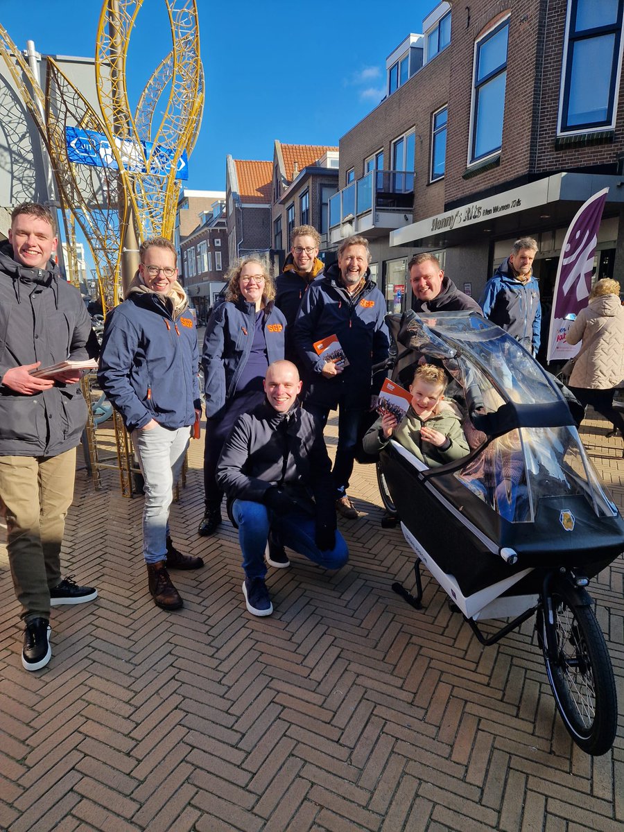 WJvanDuijn's tweet photo. Verkiezingscampagne in volle gang. Dus ook de straat op, flyeren, in gesprek. 

SGP Katwijk: 
De handen ineen, voor nu en morgen! https://t.co/KbF4wtJHUy