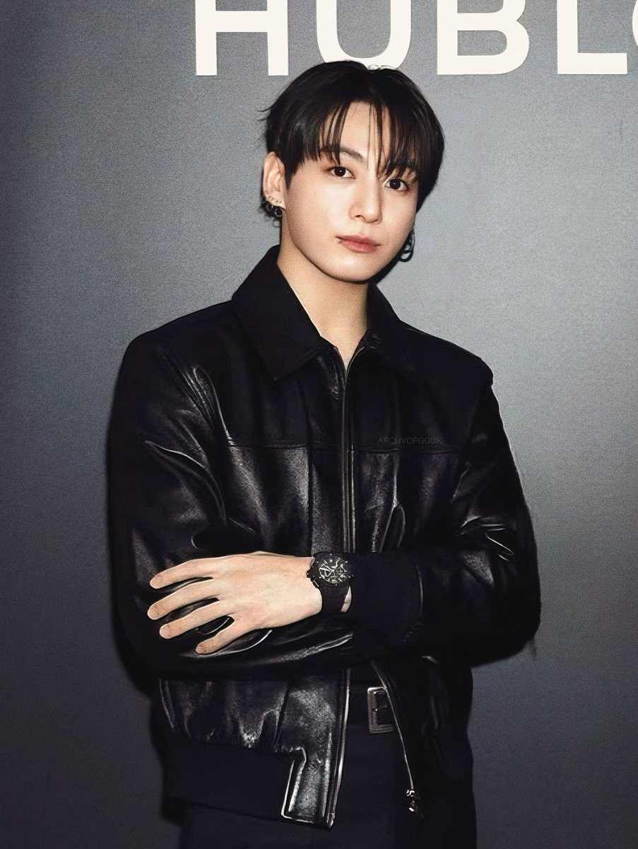 JUNGKOOK LOOKS SO DAMN GOOD