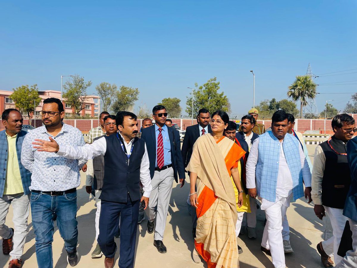 AnupriyaSPatel's tweet photo. आज बहरामगंज,राष्ट्रीय राजमार्ग -35,चुनार नगरपालिका, जनपद-मीरजापुर में “नवनिर्मित सरदार वल्लभ भाई पटेल निर्यात सुविधा केंद्र” का स्थलीय निरीक्षण किया। 

केंद्र सरकार के वाणिज्य एवं उद्योग मंत्रालय के अधीन एपिडा संस्था द्वारा स्थापित यह सुविधा क्षेत्रीय किसानों को निर्यात लिंकेज उपलब्ध कराने की दिशा एक मील का पत्थर सिद्ध होगी।
