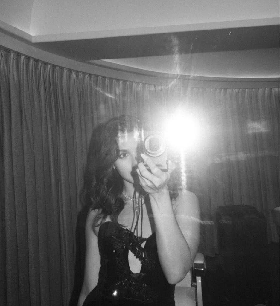 DelhiTimesTweet's tweet image. #AliaBhatt drops a fresh set of mirror selfies, keeping it #minimal yet effortlessly stylish

#mirrorselfies #outfitinspo