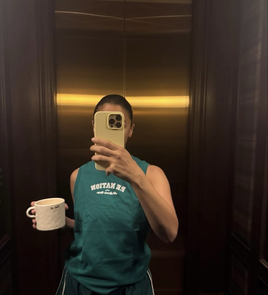 DelhiTimesTweet's tweet image. #AliaBhatt drops a fresh set of mirror selfies, keeping it #minimal yet effortlessly stylish

#mirrorselfies #outfitinspo