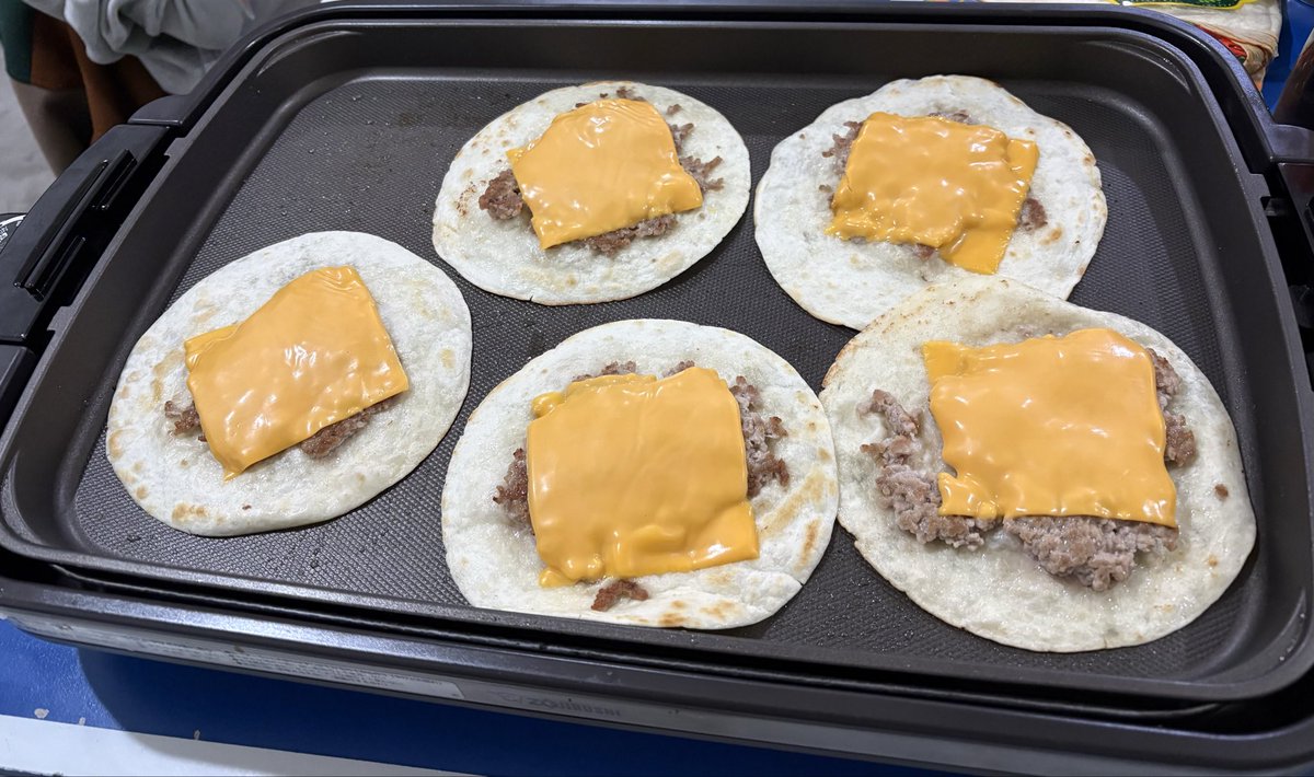 バレンタインだからって戸塚さんがタコス作ってくれたー！
ビールが進むわー
皆さんもHappy Valentine's Day！