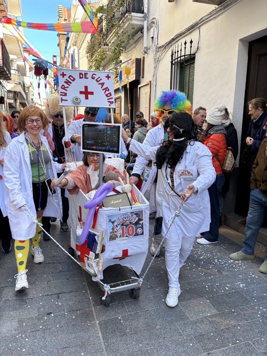 TurismeDeSitges's tweet photo. Rodes que treuen fum, disfresses impossibles i esperit 100% carnavaler 🎭🔥
Avui la Cursa de Llits🏁🛏️ ha omplert Sitges de velocitat, enginy i molta gresca.
El Carnaval continua amb més força que mai!🎊

#SitgesAnytime #CursadeLlits #CarnavalSitges https://t.co/htRg2iKf25