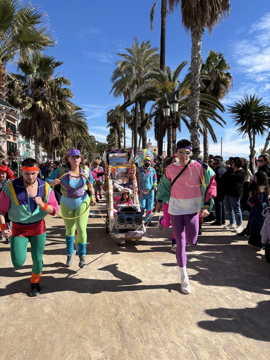 TurismeDeSitges's tweet photo. Rodes que treuen fum, disfresses impossibles i esperit 100% carnavaler 🎭🔥
Avui la Cursa de Llits🏁🛏️ ha omplert Sitges de velocitat, enginy i molta gresca.
El Carnaval continua amb més força que mai!🎊

#SitgesAnytime #CursadeLlits #CarnavalSitges https://t.co/htRg2iKf25