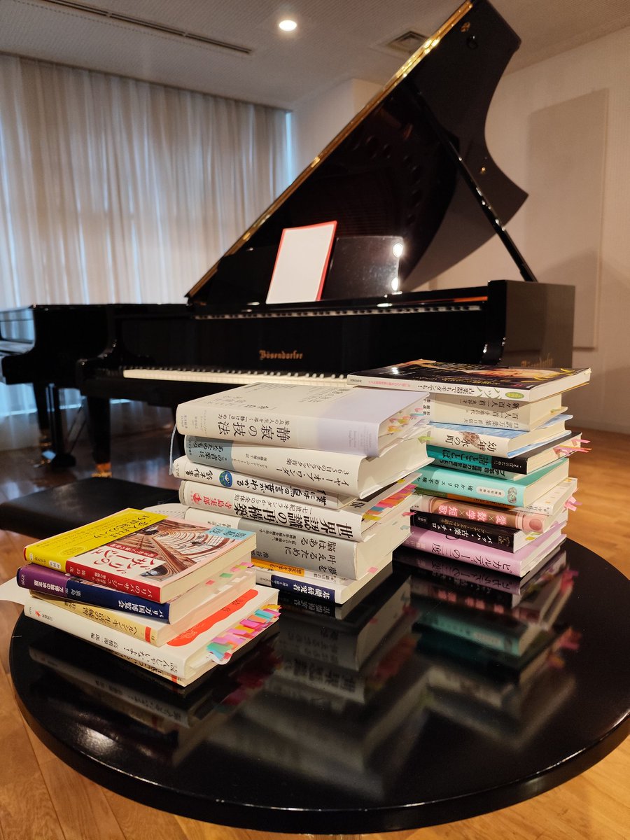 ブックトークで取り上げた本。
積ん読は大切。積んで置くうちに熟成されて、読んだあとの（買って直ぐ読むより）味わいは格別です！