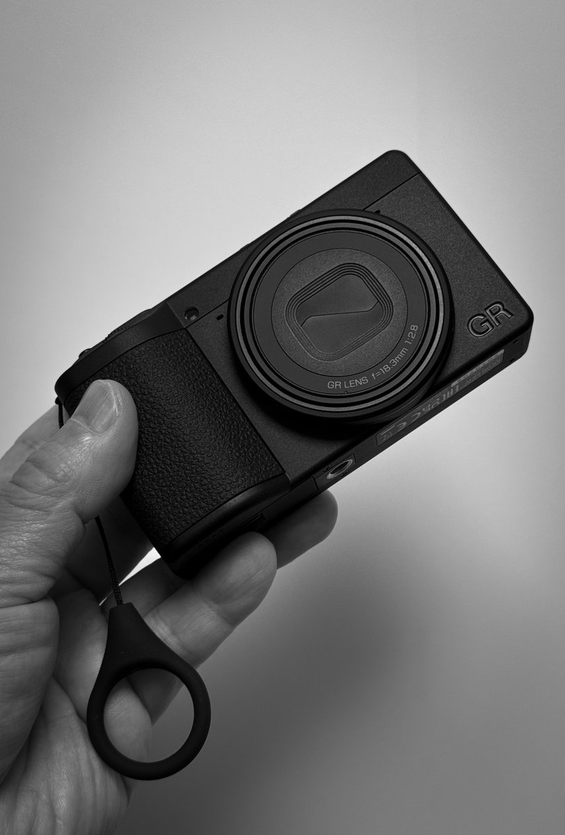 我が家にも昨日届きました。シャッター回数3回、まだ撮ってませんw