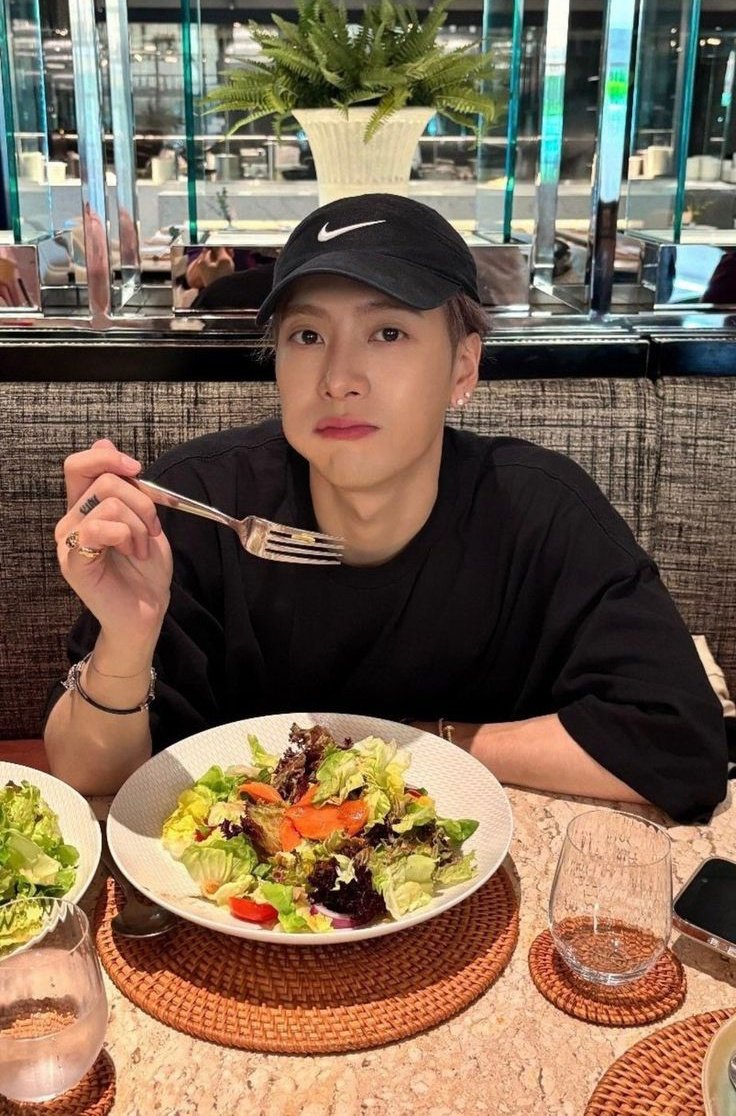 jiaerjaaan's tweet image. on a date, kinda nervous