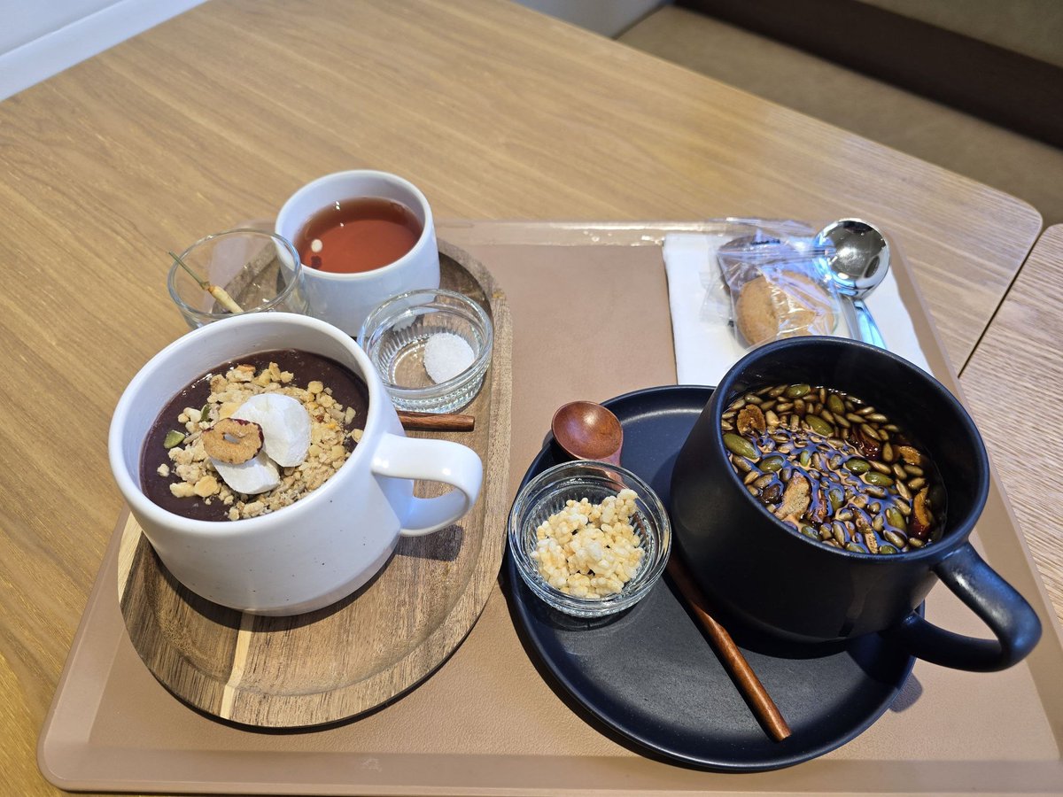☕️✨
티타임이 아니라 거의 ‘보약 타임’?
따끈한 팥죽 위에 고명 올려서 한 숟갈,
향 깊은 쌍화차는 씨앗이 둥둥 떠 있어서 씹는 재미까지…
몸도 마음도 녹는 겨울 디저트 코스.
은은하게 달고, 과하지 않게 건강한 단맛.

#티타임 #팥죽 #쌍화차 #한방차 #따뜻한시간 #겨울간식