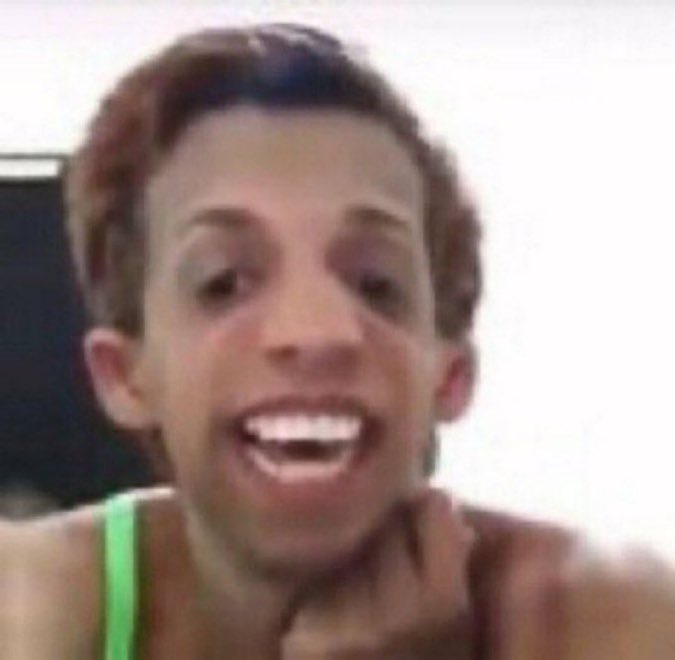 ano passado eu passei muito mal com vodka e minhas amigas acharam de bom tom me dar um epocler que elas ganharam de um cara aleatório na fila do banheiro…. 

só fui saber que poderia ter morrido depois de uma semana do evento