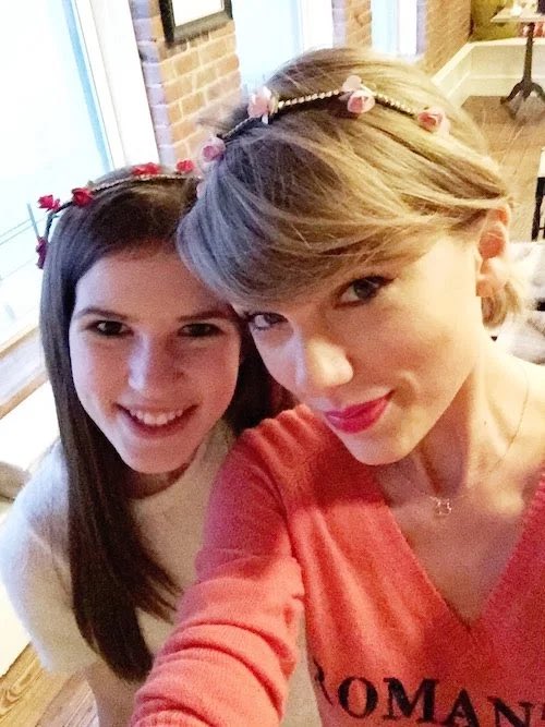 KarmaIsACat_5's tweet photo. Nunca olvidar cuando una swiftie  publicó en redes sociales que corto con su novio a días de san valentin, y Taylor Swift la invitó a ella y su familia a pasar el día de san valentín en su departamento. hicieron galletas, jugaron con olivia y taylor le cantó wildest dreams. 🥹❤️‍🩹 https://t.co/DVHobjeJU3