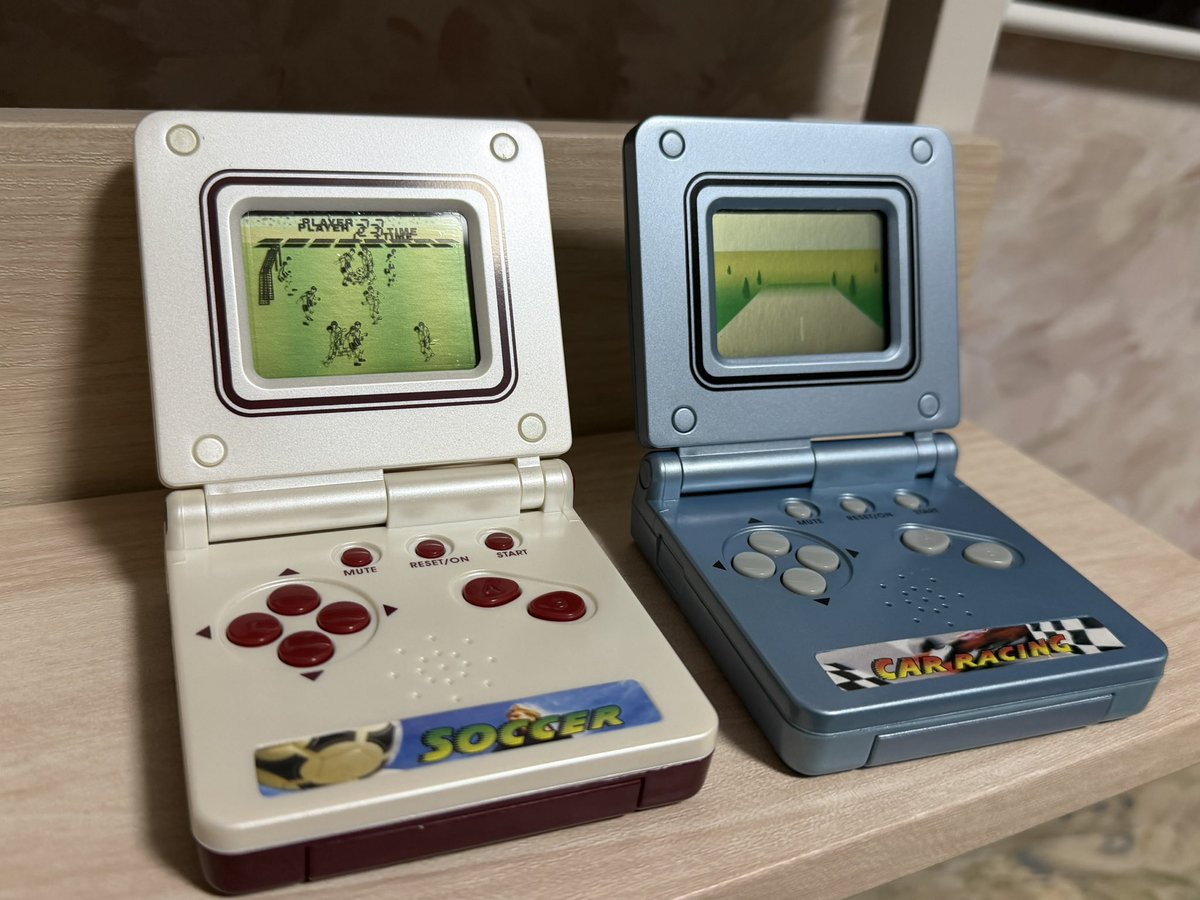 今日は私の魂のゲーム機、「ゲームボーイアドバンスSP」の発売日〜！🎉
と言うわけで最近ゲットしたゲームボーイアドバンスSP（？）を公開です🎊
箱やら本体やら細かいところ再現されてて、パチモンだけどリスペクト感じられて良きです。(*´∀｀*)