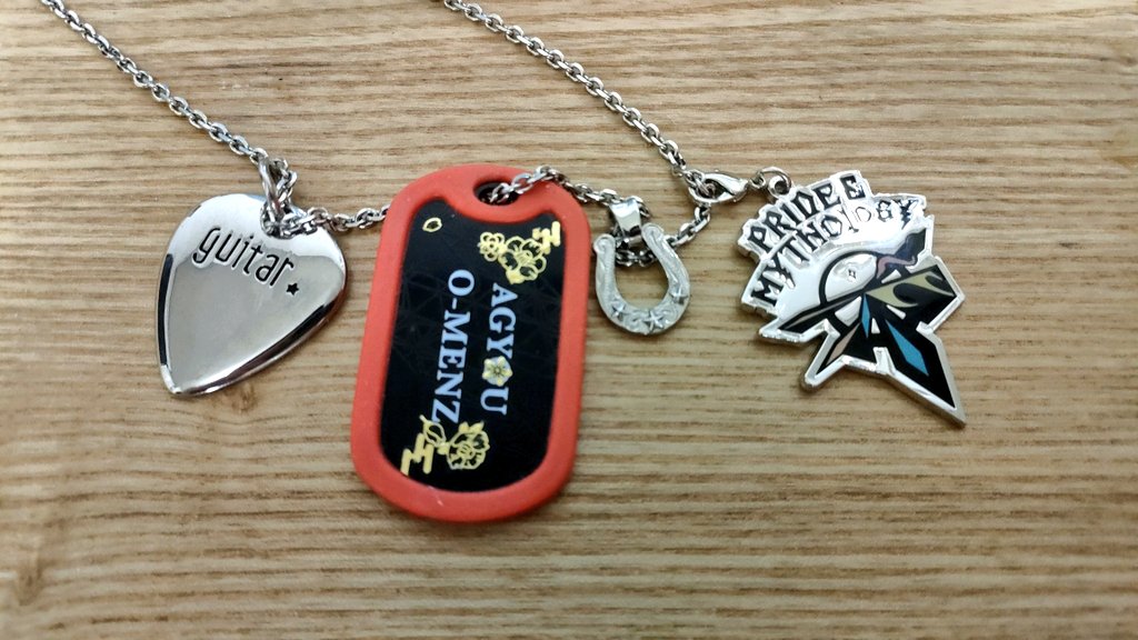 ネックレスを好みにカスタマイズするべく最近ギターピック☆買っと