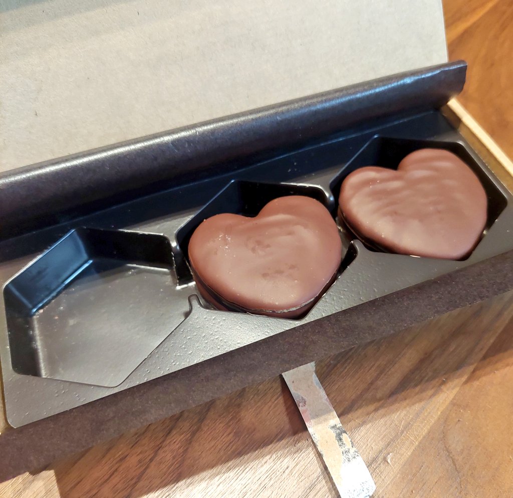バレンタインなのでアランデュカスのチョコのビスケットを食べた。おいしい