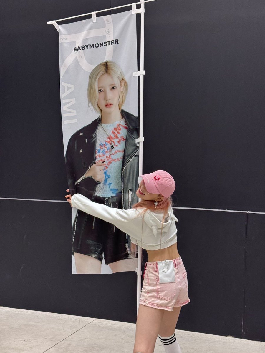 รามิยืนกอดป้ายตัวเองอยู่น่ารักมากๆเลยค่ะ คิดถึงน้องสุดๆไปเลย 🐬✌🏻 ~ ~ ~

#RAMI #BABYMONSTER
#라미 #베이비몬스터