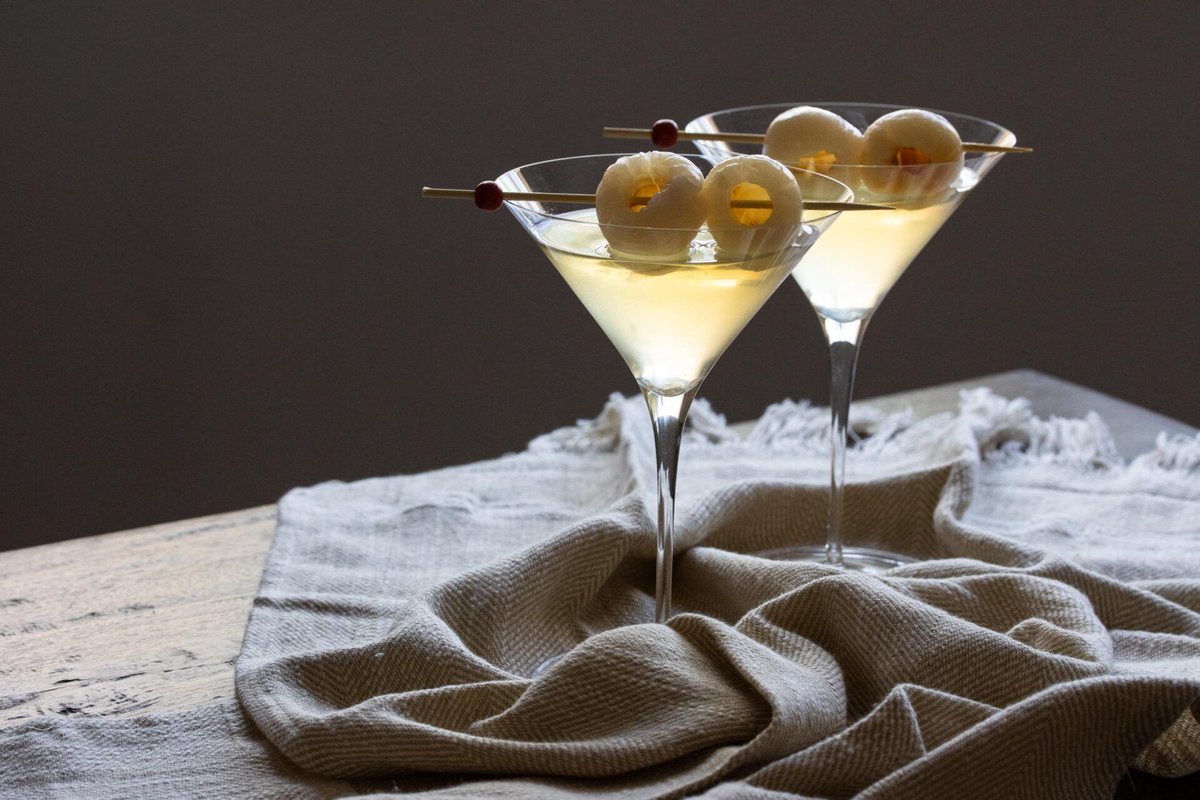 Lychee Martini 🍸Refreshing, elegant, and perfect for a dinner date.

giangiskitchen.com/lychee-martini/

#CocktailHour #DateNight #GiangisKitchen