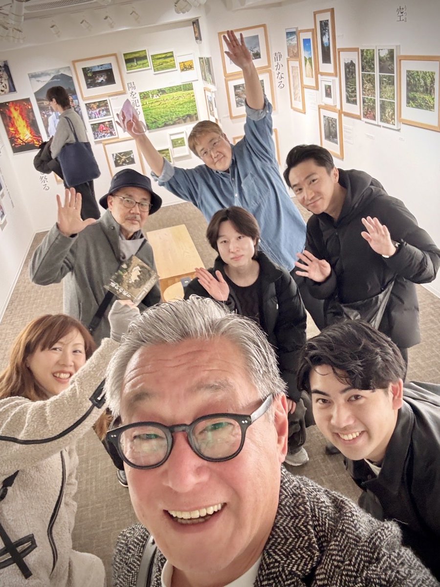 写真展は明日2/15日(日)17時までです。
お時間ございましたらぜひ〜🥰

今日は馬場先生がお越しくださいました！
ちょうどお越しいただいていたミゾタユキさん他みなさんと馬場撮りしていただきました
皆さんありがとうございます😊

写真:馬場道浩さん