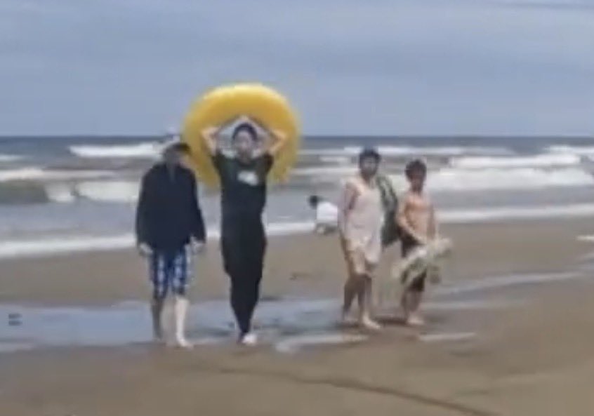 道と遭遇での千里浜なぎさドライブウェイで見つけた浮き輪🛟右の写真の